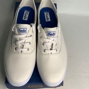 KEDs CHAMPION white canvas women’s shoes size: USA.5/ EUR.39.5 new in box